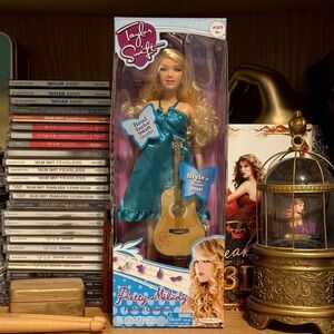 Taylor Swift “Pretty Melody” Doll (Teal Dress Version) JAKKS 2010